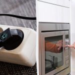 8 elektros prietaisai, kuriuos prieš keliaujant visada reikia atjungti nuo