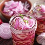 Marinuotus svogūnus ruošiu tik tokiu būdu: jie būna traškūs ir